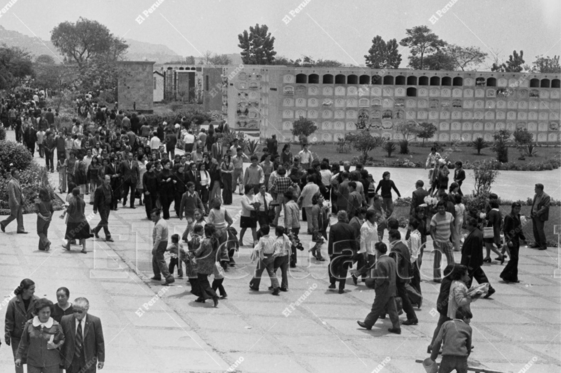 Lima - 1 noviembre 1974 / Miles de personas visitan el cementerio El Ángel en el tradicional Día de Todos los Santos para depositar flores en las tumbas de sus seres queridos.  Foto: Archivo Histórico de El Peruano / Rolando Ángeles