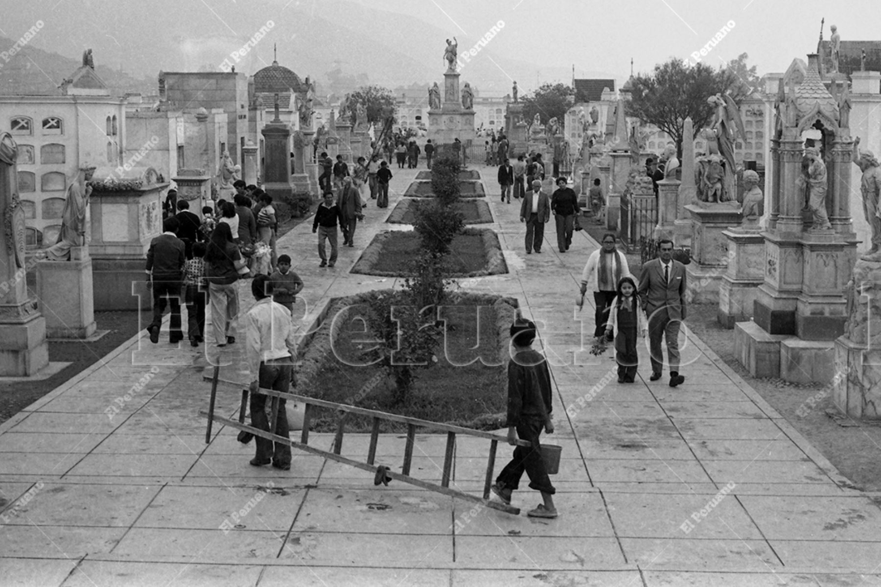 Lima - 1 noviembre 1976 / Miles de personas visitaron los cementerios en el Día de Todos los Santos. Los limeños se adelantaron así a la celebración del Día de los Difuntos. Foto: Archivo Histórico de El Peruano