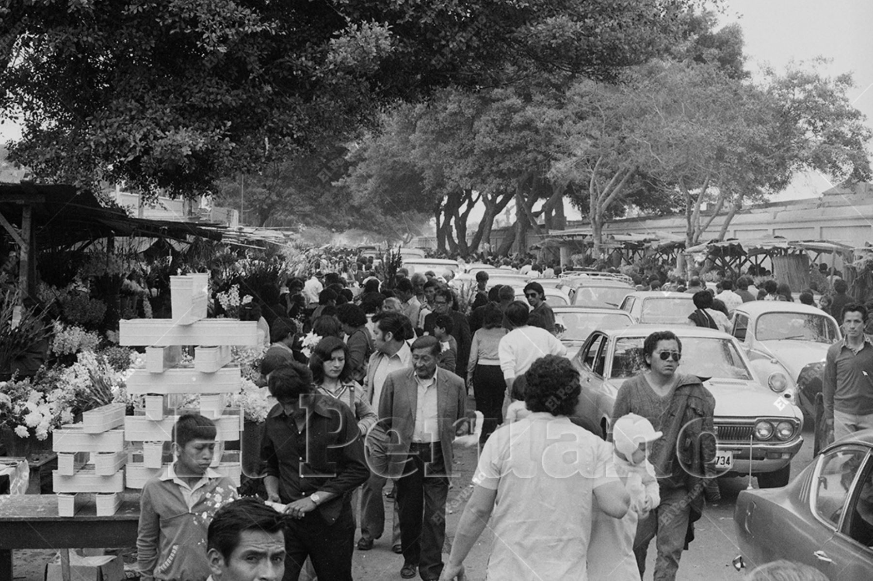 Lima - 1 noviembre 1976 / Miles de personas visitaron los cementerios de la capital en el Día de Todos los Santos. Foto: Archivo Histórico de El Peruano / Rómulo Luján