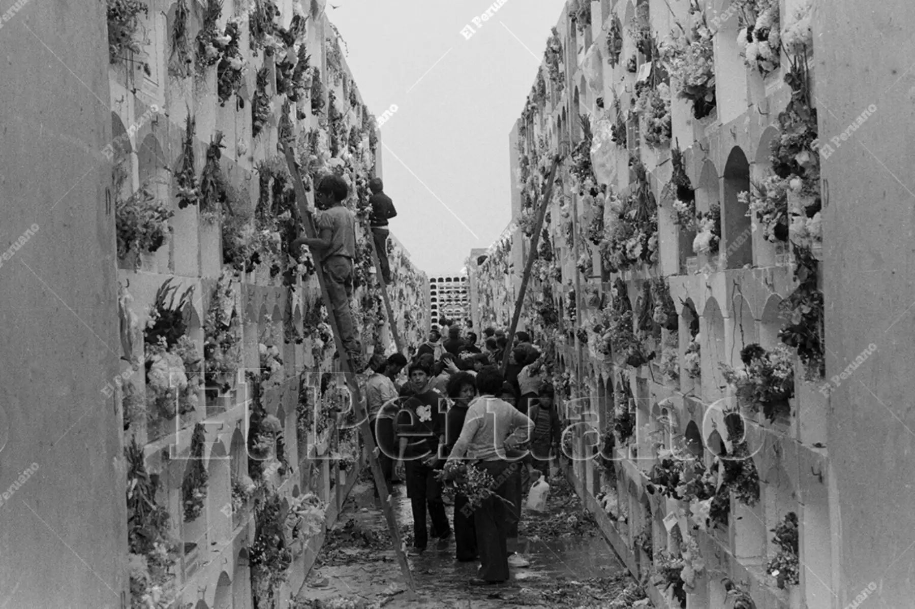 Callao - 1 noviembre 1979 / Centenares de personas visitan las tumbas de sus familiares en el cementerio Baquíjano y Carrillo  en el Día de Todos los Santos. Foto: Archivo Histórico de El Peruano