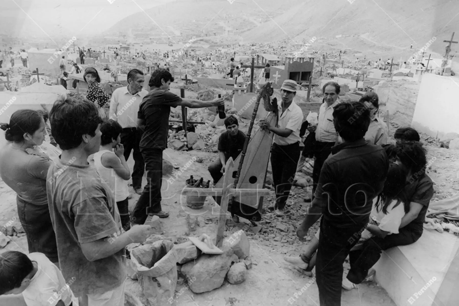 Lima - 1 noviembre 1991 / Con música y cerveza recordaron a sus seres queridos en el cementerio de Comas en el Día de Todos los Santos. Foto: Archivo Histórico de El Peruano / Julissa Bartra