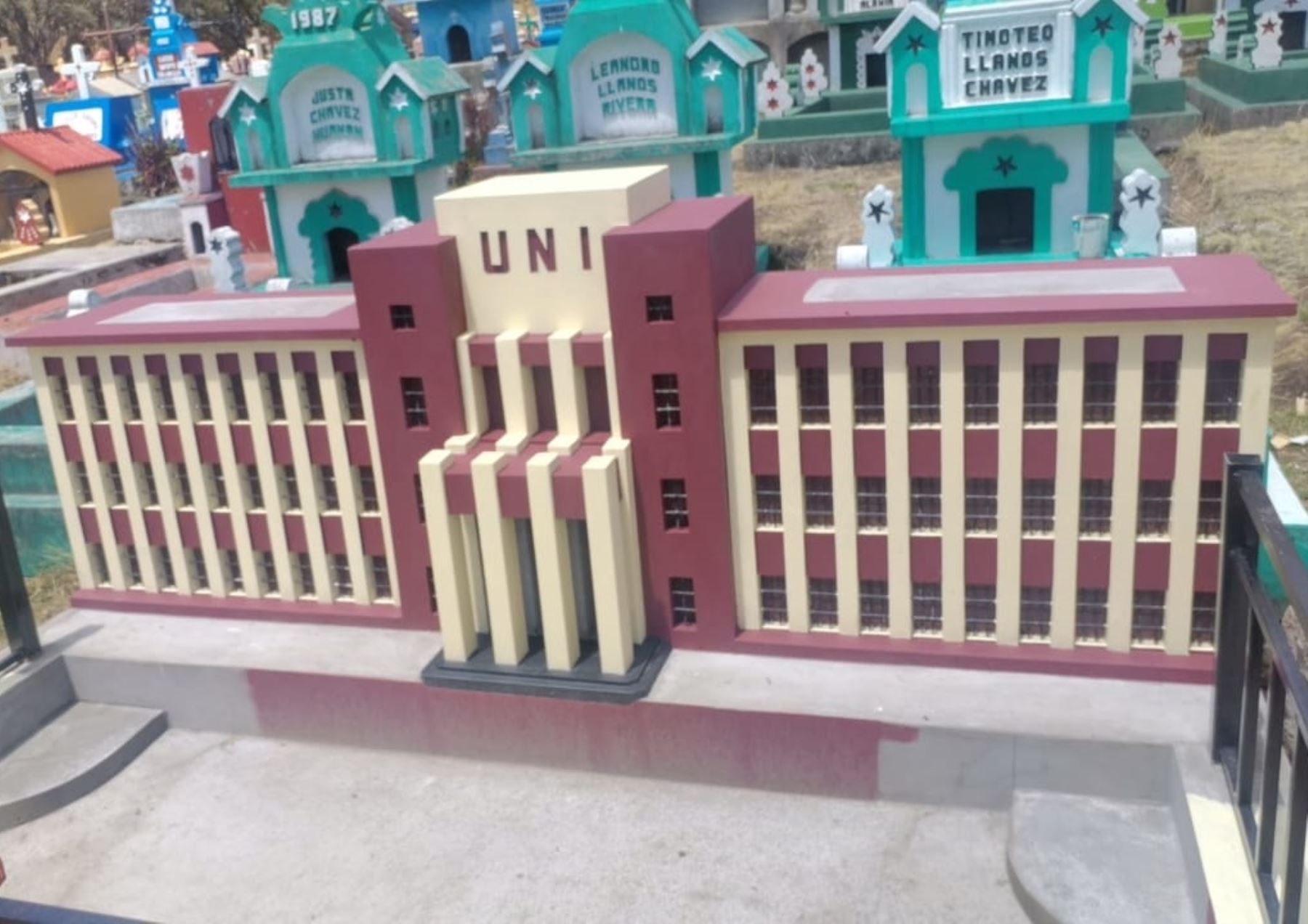 Una miniatura del edificio emblemático de la UNI es la más reciente lápida que llama la atención en el cementerio San Pedro de Ninacaca, en Pasco. Los deudos la mandaron hacer en memoria de una jovencita que anhelaba ingresar a esa universidad. ANDINA/Difusión