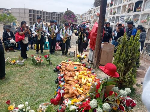 Acompañado de música y presentes, los tacneños concurren desde muy temprano a los cementerios locales para recordar a sus familiares fallecidos aprovechando el feriado por el Día de Todos los Santos. ANDINA/DifusiónANDINA/Difusión