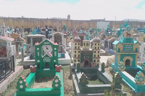 Pasco: conoce el cementerio museo que resalta por sus lápidas de miniedificios y castillos