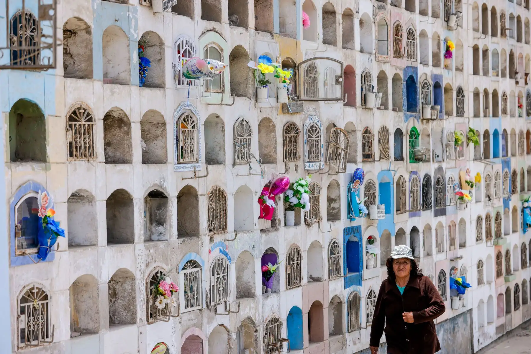 Más de dos millones de personas vistan la tumba de sus seres queridos en el Cementerio Virgen de Lourdes (también conocido como Nueva Esperanza), el más grande de Perú y Latinoamérica y el segundo a nivel mundial. Foto: ANDINA/Luis Iparraguirre