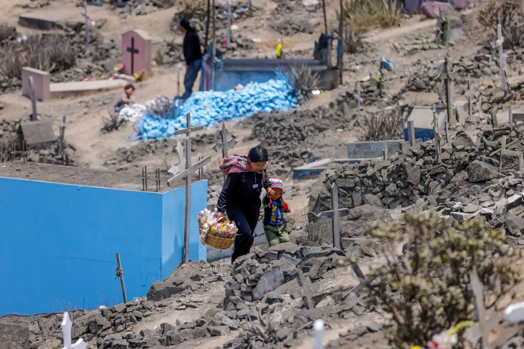 Día de todos los Santos: miles visitan a sus familiares y amigos fallecidos en el cementerio Nueva Esperanza en Villa María del Triunfo. Foto: ANDINA/Luis Iparraguirre