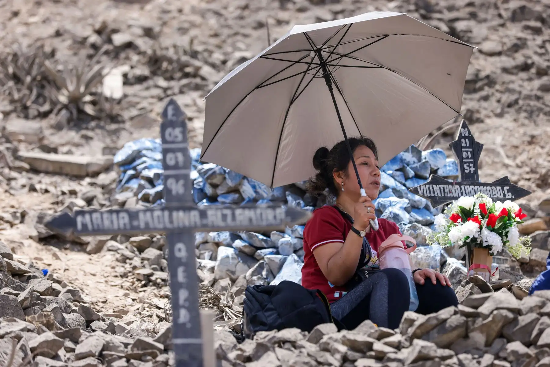 Con el objetivo de fortalecer la seguridad en inmediaciones del cementerio, teniendo en cuenta la gran afluencia de público, se desplegarán 260 efectivos, incluidos miembros del serenazgo, el Grupo de Intervención Rápida (GIR), así como agentes motorizados, inspectores y fiscalizadores, como parte del Plan “Todos los Santos 2024”. Foto: ANDINA/Luis Iparraguirre