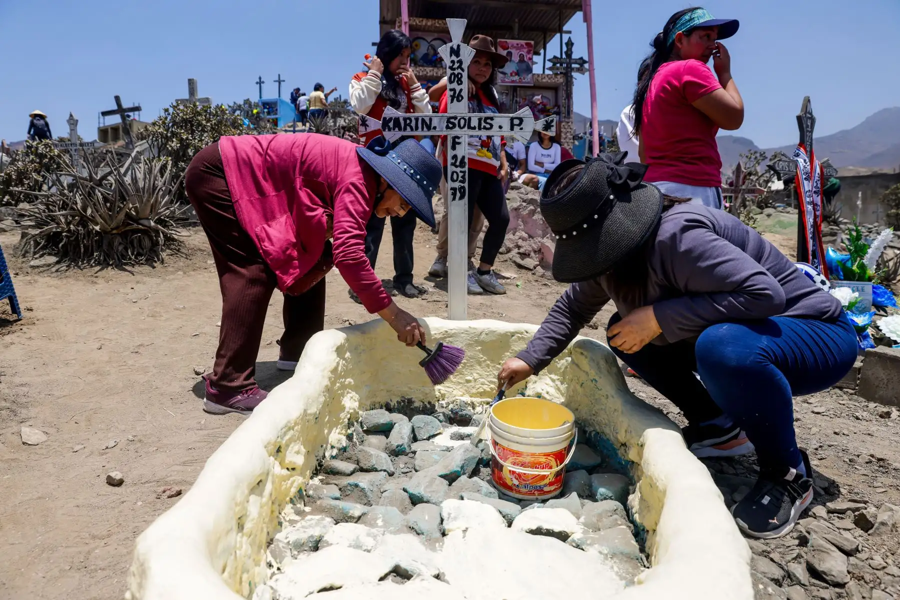 Día de todos los Santos: miles visitan a sus familiares y amigos fallecidos en el cementerio Nueva Esperanza en Villa María del Triunfo. Foto: ANDINA/Luis Iparraguirre