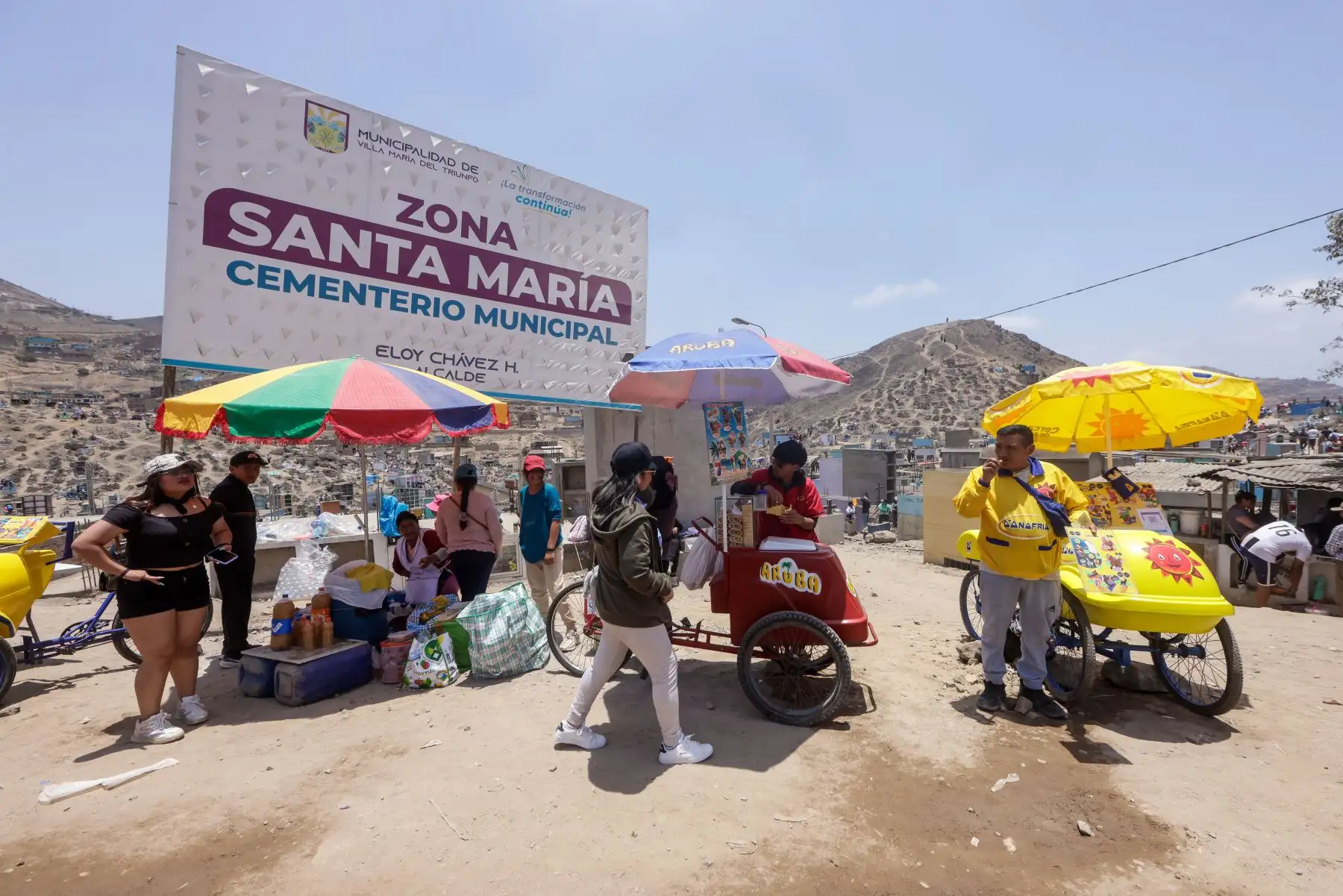 La Municipalidad de Villa María del Triunfo recibe a más de 2 millones de visitantes que se congregan hoy en el Cementerio Municipal Virgen de Lourdes, también conocido como el Cementerio de Nueva Esperanza, por lo que ha implementado el plan de seguridad “Todos los Santos 2024” a fin de garantizar el orden y la salud de los asistentes. Foto: ANDINA/Luis Iparraguirre