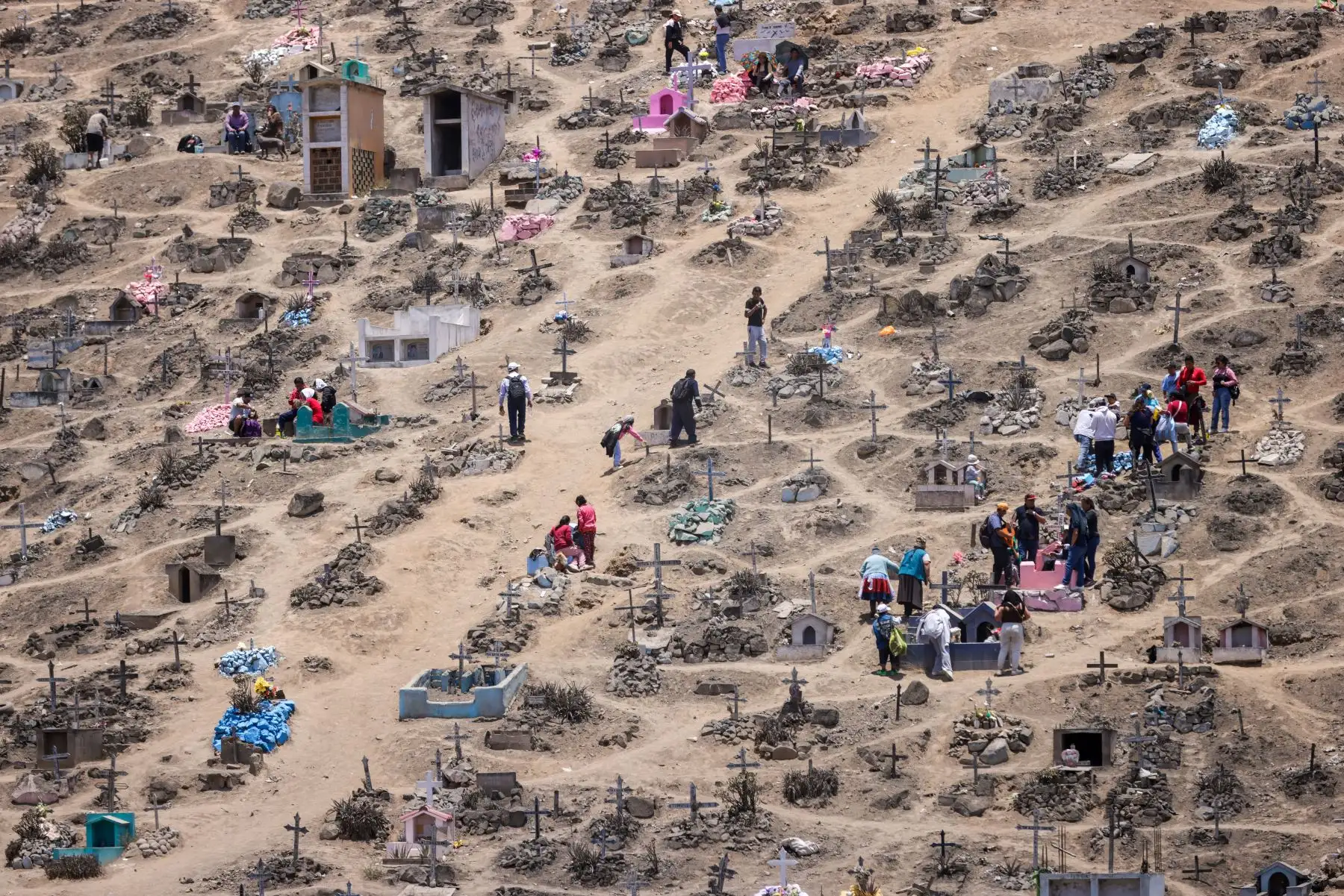 Más de dos millones de personas vistan la tumba de sus seres queridos en el Cementerio Virgen de Lourdes (también conocido como Nueva Esperanza), el más grande de Perú y Latinoamérica y el segundo a nivel mundial. Foto: ANDINA/Luis Iparraguirre