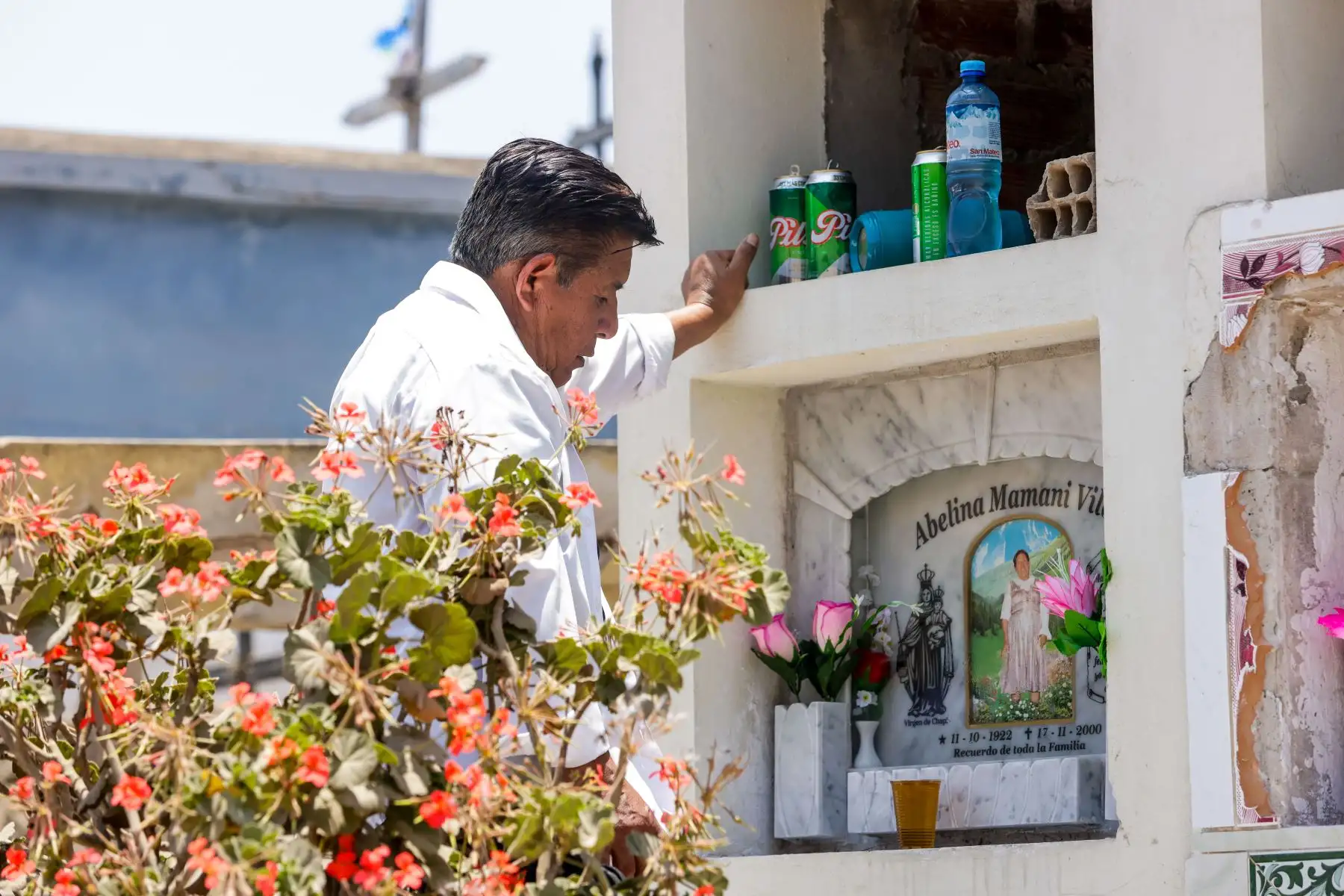 Asimismo, en coordinación con la Dirección de Redes Integradas de Salud (Diris) Lima Sur, se llevó a cabo acciones de fumigación y eliminación de productos inservibles en el área para erradicar los criaderos de mosquitos. Foto: ANDINA/Luis Iparraguirre