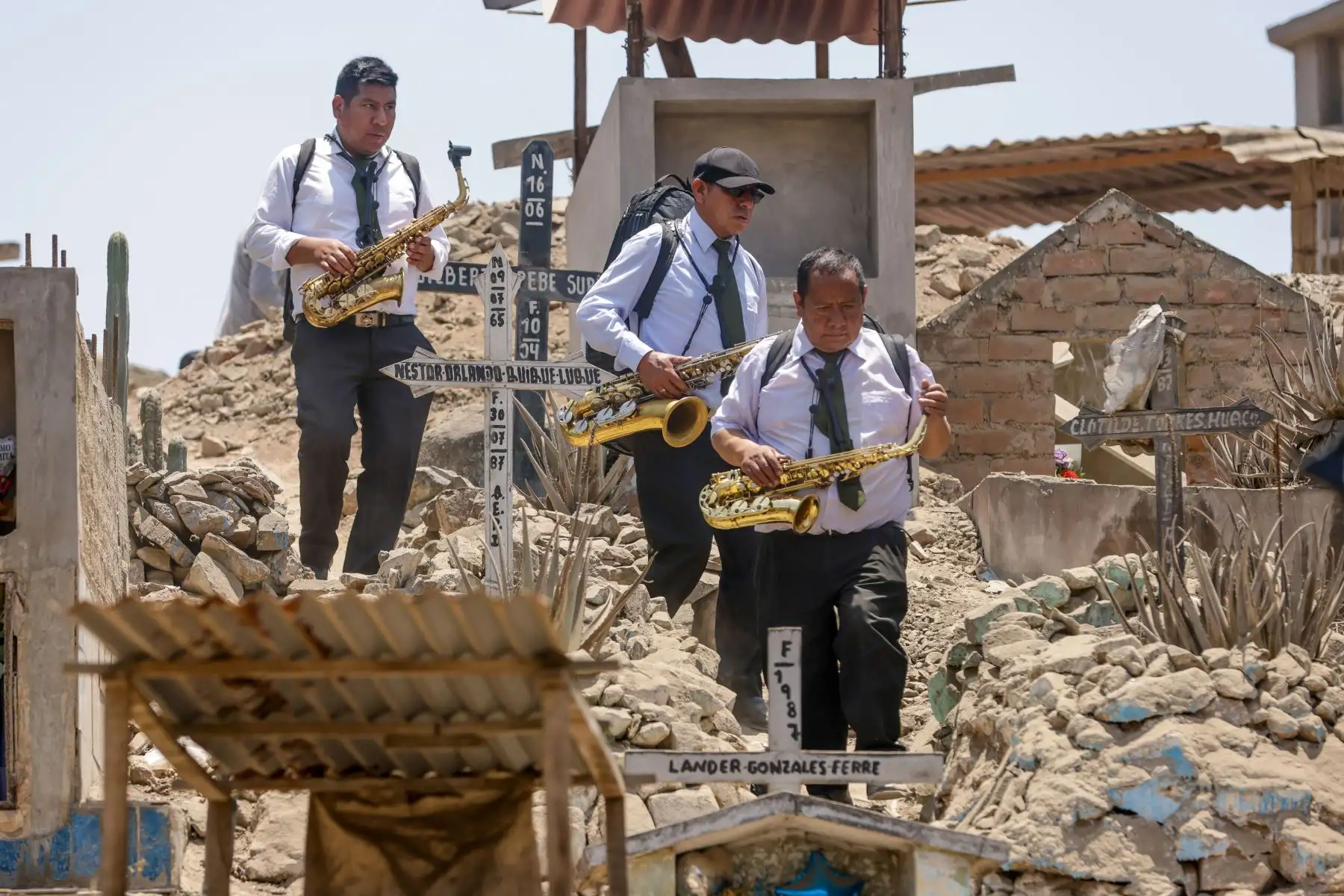 La Municipalidad de Villa María del Triunfo recibe a más de 2 millones de visitantes que se congregan hoy en el Cementerio Municipal Virgen de Lourdes, también conocido como el Cementerio de Nueva Esperanza, por lo que ha implementado el plan de seguridad “Todos los Santos 2024” a fin de garantizar el orden y la salud de los asistentes. Foto: ANDINA/Luis Iparraguirre