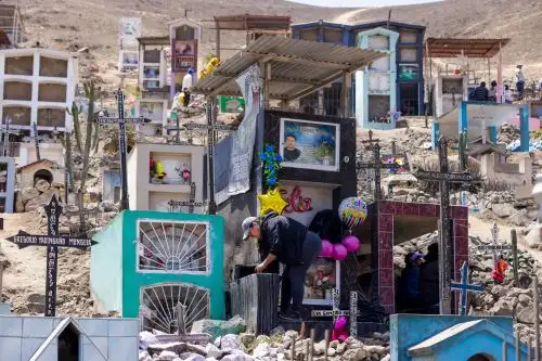 Día de todos los Santos: miles visitan a sus familiares y amigos fallecidos en el cementerio Virgen de Lourdes de Villa María del Triunfo. Foto: ANDINA/Luis Iparraguirre