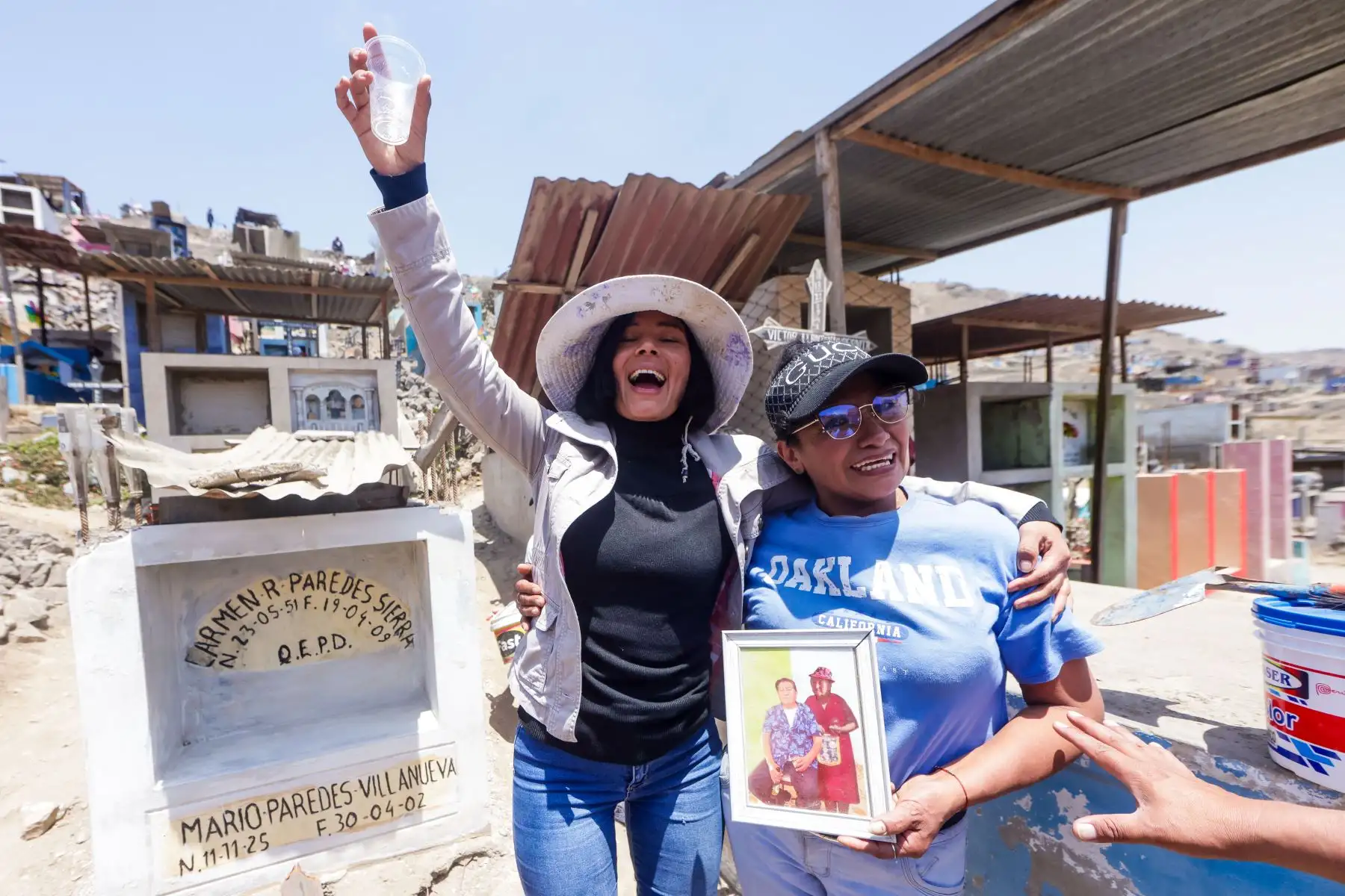 El ingreso al cementerio será de 8:00 a.m. a 5:00 p.m. Será exclusivamente peatonal, y se prohibirá la entrada de vehículos particulares, así como de mototaxis. Para facilitar el acceso, la municipalidad ha dispuesto 20 vehículos que transportarán gratuitamente a los visitantes dentro del cementerio. Foto: ANDINA/Luis Iparraguirre