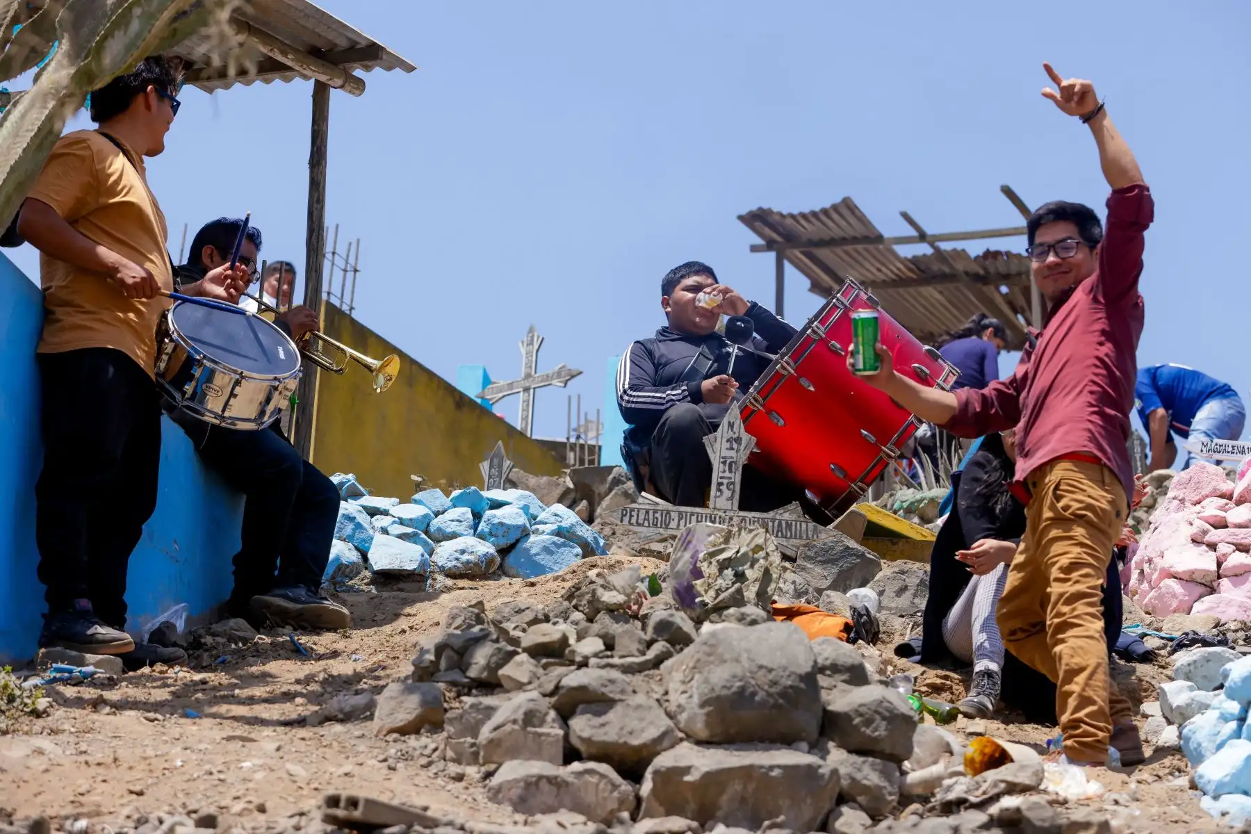 Asimismo, en coordinación con la Dirección de Redes Integradas de Salud (Diris) Lima Sur, se llevó a cabo acciones de fumigación y eliminación de productos inservibles en el área para erradicar los criaderos de mosquitos. Foto: ANDINA/Luis Iparraguirre