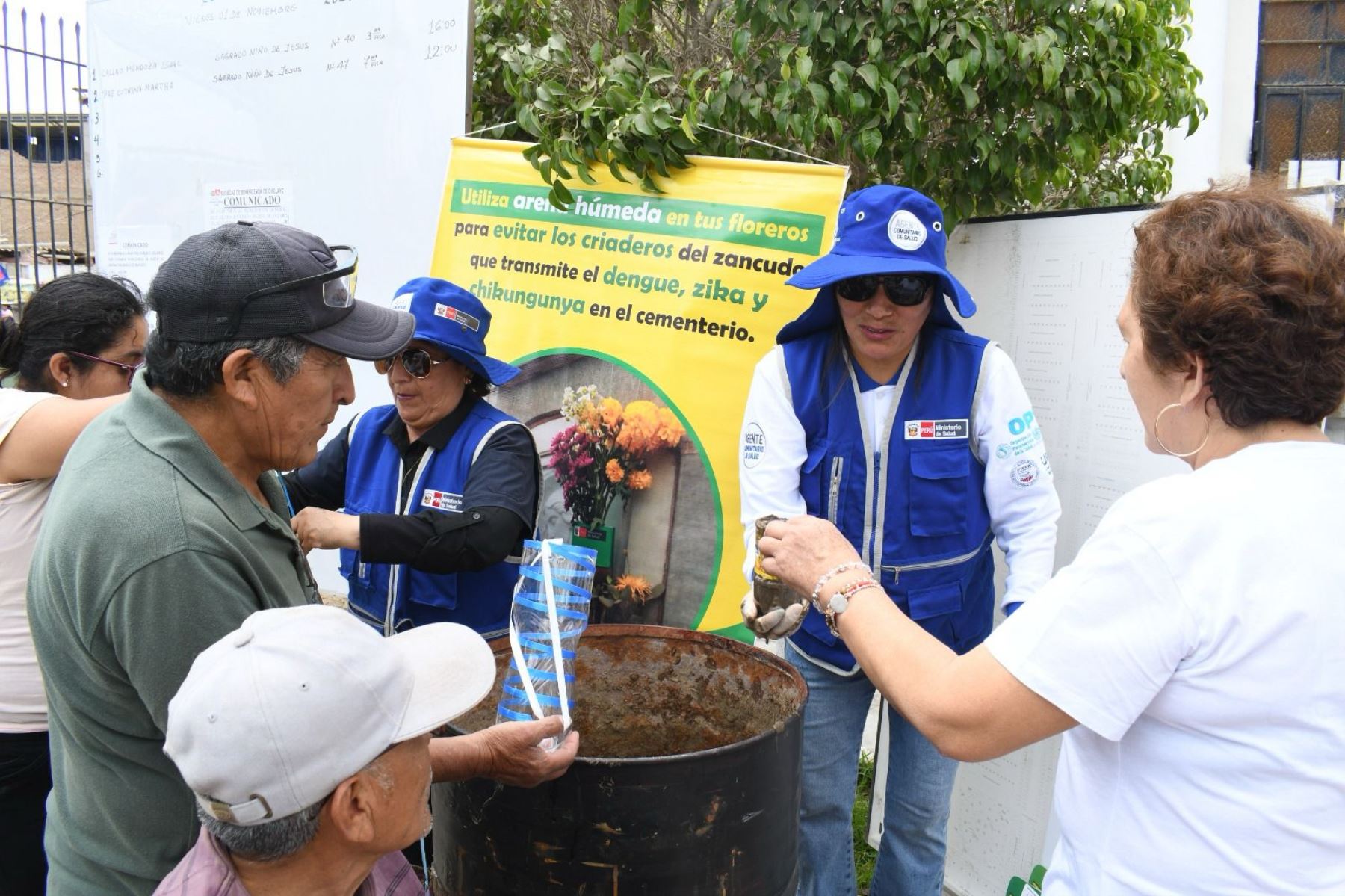 Brigadistas de salud de Lambayeque orientaron a los pobladores que visitaron los cementerios sobre la importancia de prevenir el dengue y evitar el uso de recipientes con agua que pueden convertirse en criaderos del zancudo transmisor. ANDINA/Difusión