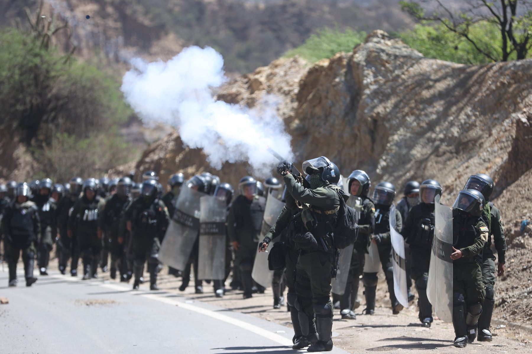 Simpatizantes del expresidente de Bolivia Evo Morales (2006-2019) se enfrentan a integrantes de la Policía Boliviana este viernes, en Parotani (Bolivia). Foto: EFE