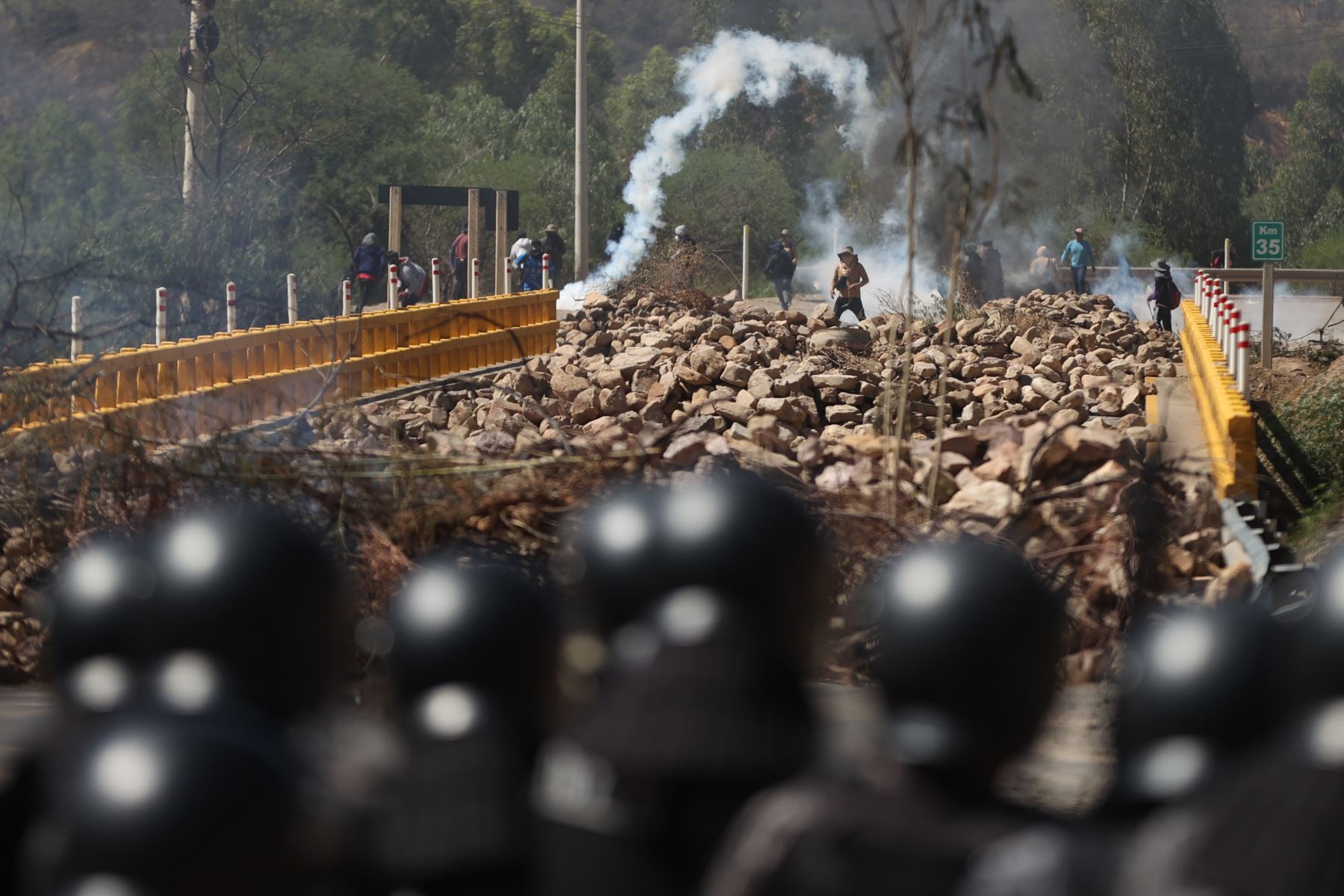 Simpatizantes del expresidente de Bolivia Evo Morales (2006-2019) se enfrentan a integrantes de la Policía Boliviana este viernes, en Parotani (Bolivia). Foto: EFE