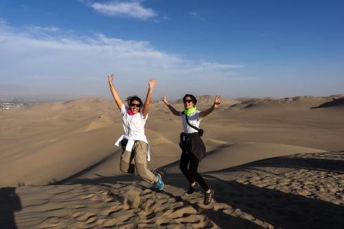 Cientos de turistas han arribado a Ica aprovechando el feriado largo por el Día de Todos los Santos ya disfrutar de las dunas de Huacachina y pasear por la laguna ubicada en medio del famoso oasis. Foto: Genry Bautista