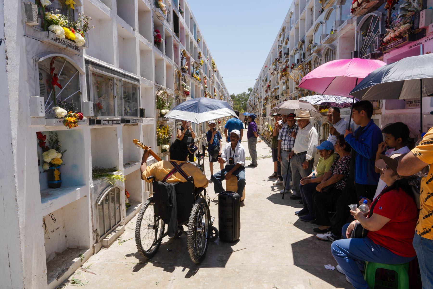 Cientos de iqueños acuden a los diversos cementerios para honrar a sus seres queridos. Foto: Genry Bautista