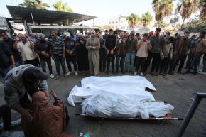 Una mujer reacciona mientras otros reza una oración sobre los cuerpos de las víctimas del ataque israelí contra el campo de refugiados de Nuseirat frente al hospital de los Mártires de Al-Aqsa en Deir el-Balah, en el centro de la Franja de Gaza, el 1 de noviembre del 2024. Foto: AFP