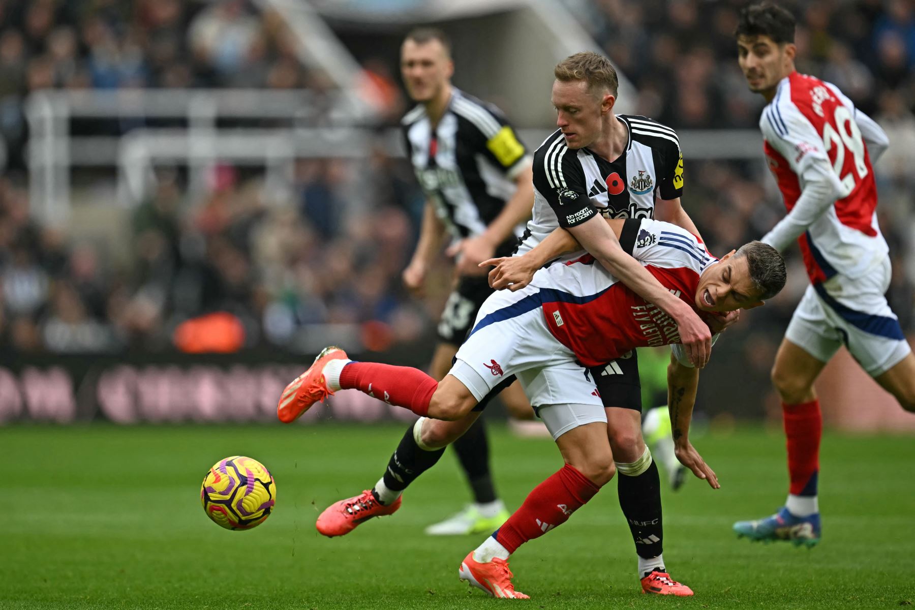 El centrocampista inglés del Newcastle United  Sean Longstaff lucha por el balón con el centrocampista belga del Arsenal  Leandro Trossard durante el partido de fútbol de la Premier League inglesa entre Newcastle United y Arsenal. AFP