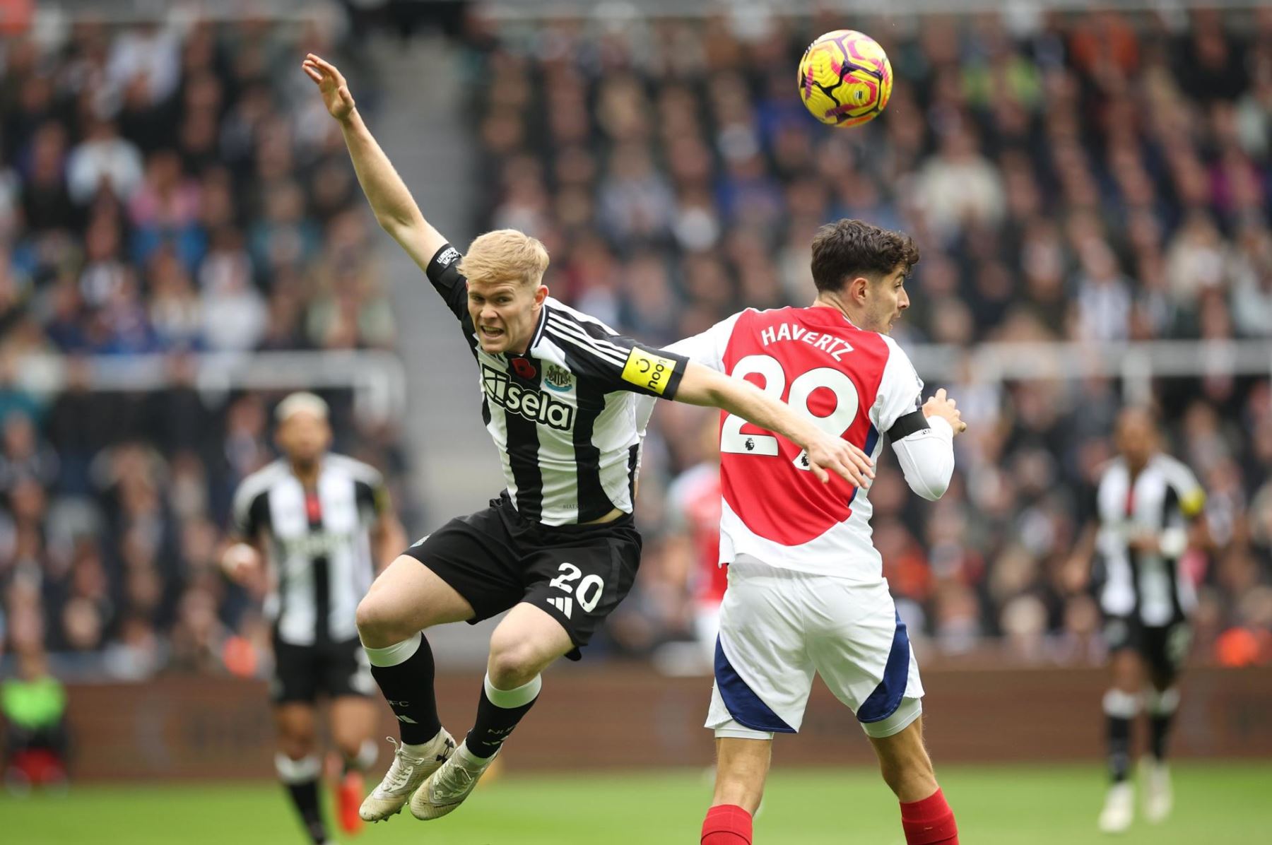 Lewis Hall del Newcastle United  en acción contra Kai Havertz del Arsenal durante el partido de fútbol de la Liga Premier inglesa entre Newcastle. Foto: EFE