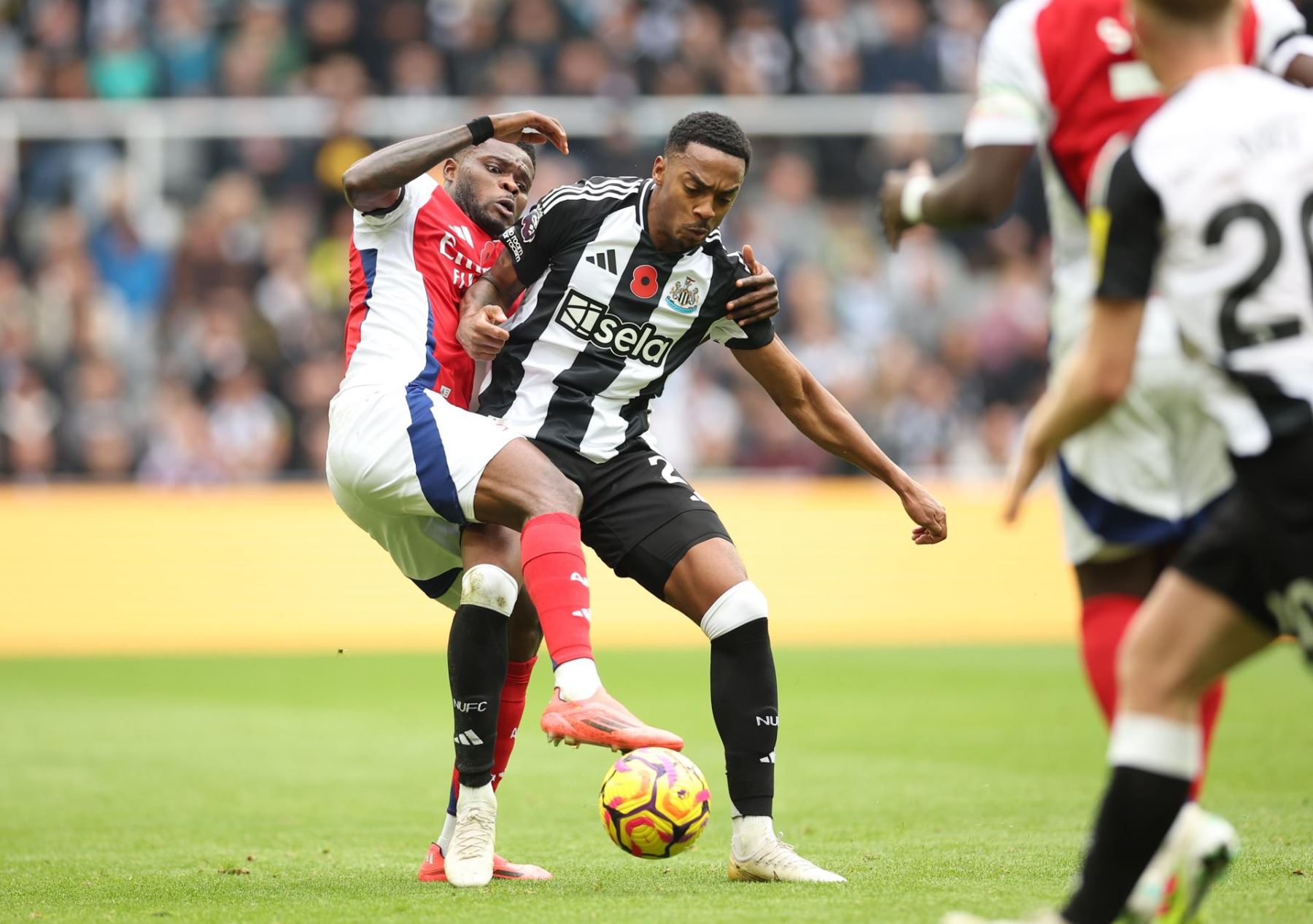 Lewis Hall del Newcastle United  en acción contra Kai Havertz del Arsenal durante el partido de fútbol de la Liga Premier inglesa entre Newcastle. EFE