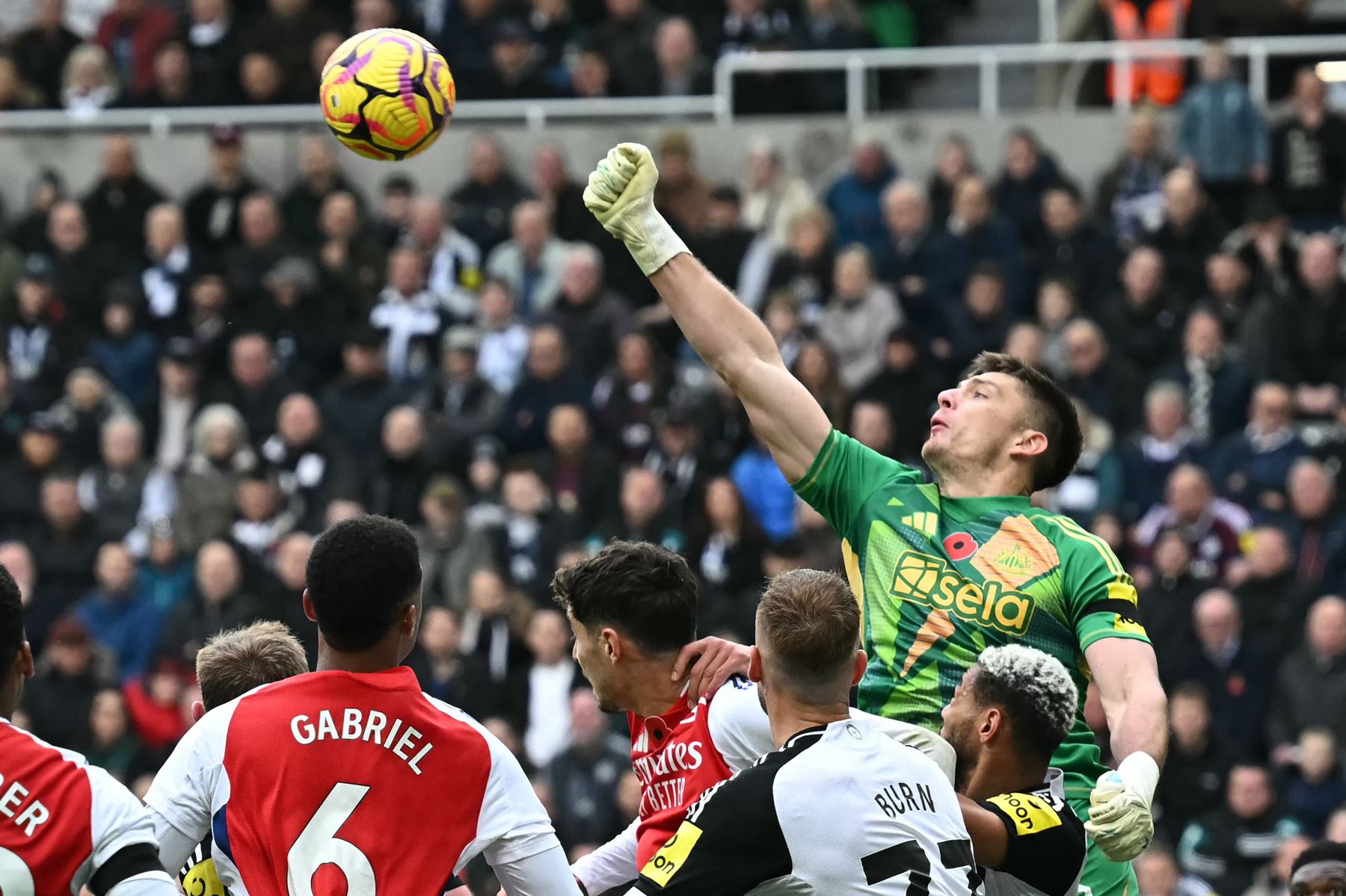 El portero inglés del Newcastle United  Nick Pope golpea el balón durante el partido de fútbol de la Premier League inglesa entre Newcastle United y Arsenal. AFP