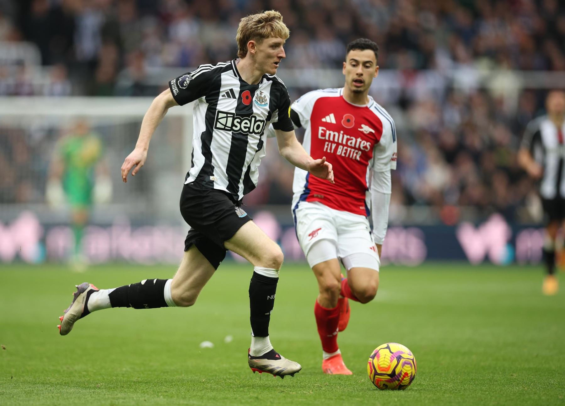 Anthony Gordon del Newcastle United en acción contra Gabriel Martinelli del Arsenal  durante el partido de fútbol de la Premier League inglesa entre Newcastle United y Arsenal FC. EFE