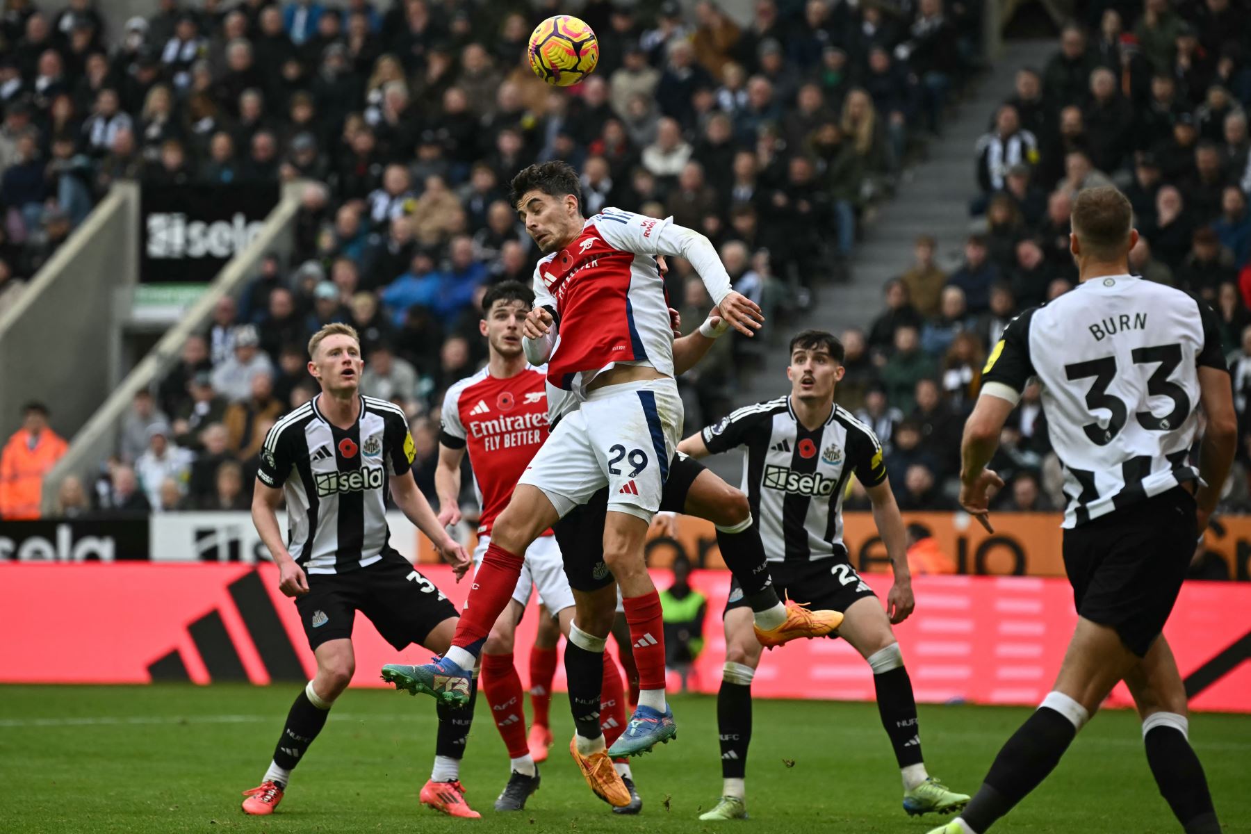 El centrocampista alemán del Arsenal  Kai Havertz salta para encabezar el balón durante el partido de fútbol de la Premier League inglesa entre Newcastle United y Arsenal. Foto: AFP