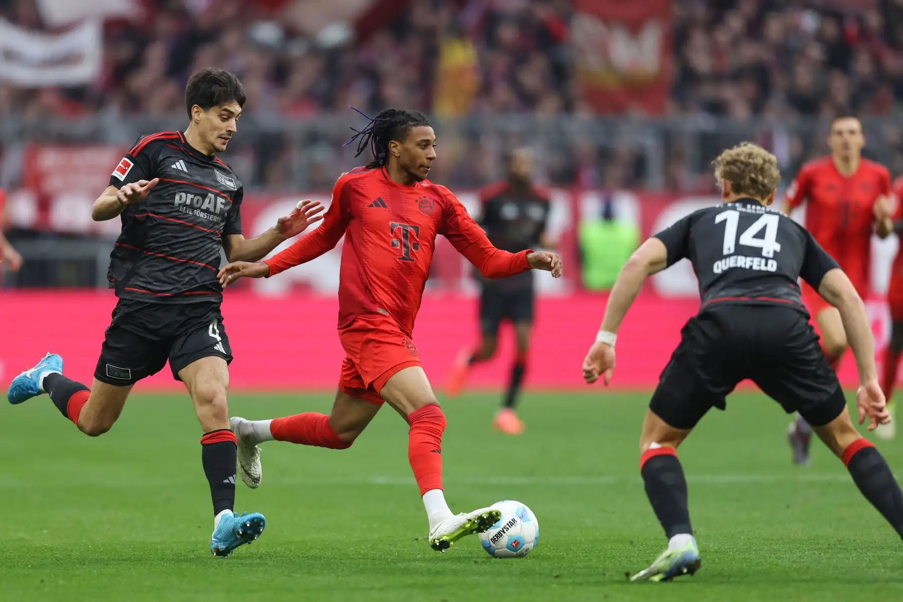 El defensor portugués del Union Berlin Diogo Leite  persigue al centrocampista francés del Bayern Munich  Michael Olise durante el partido de fútbol de la Bundesliga alemana de primera división FC Bayern Munich vs 1 FC Union Berlin en Munich. Foto: AFP