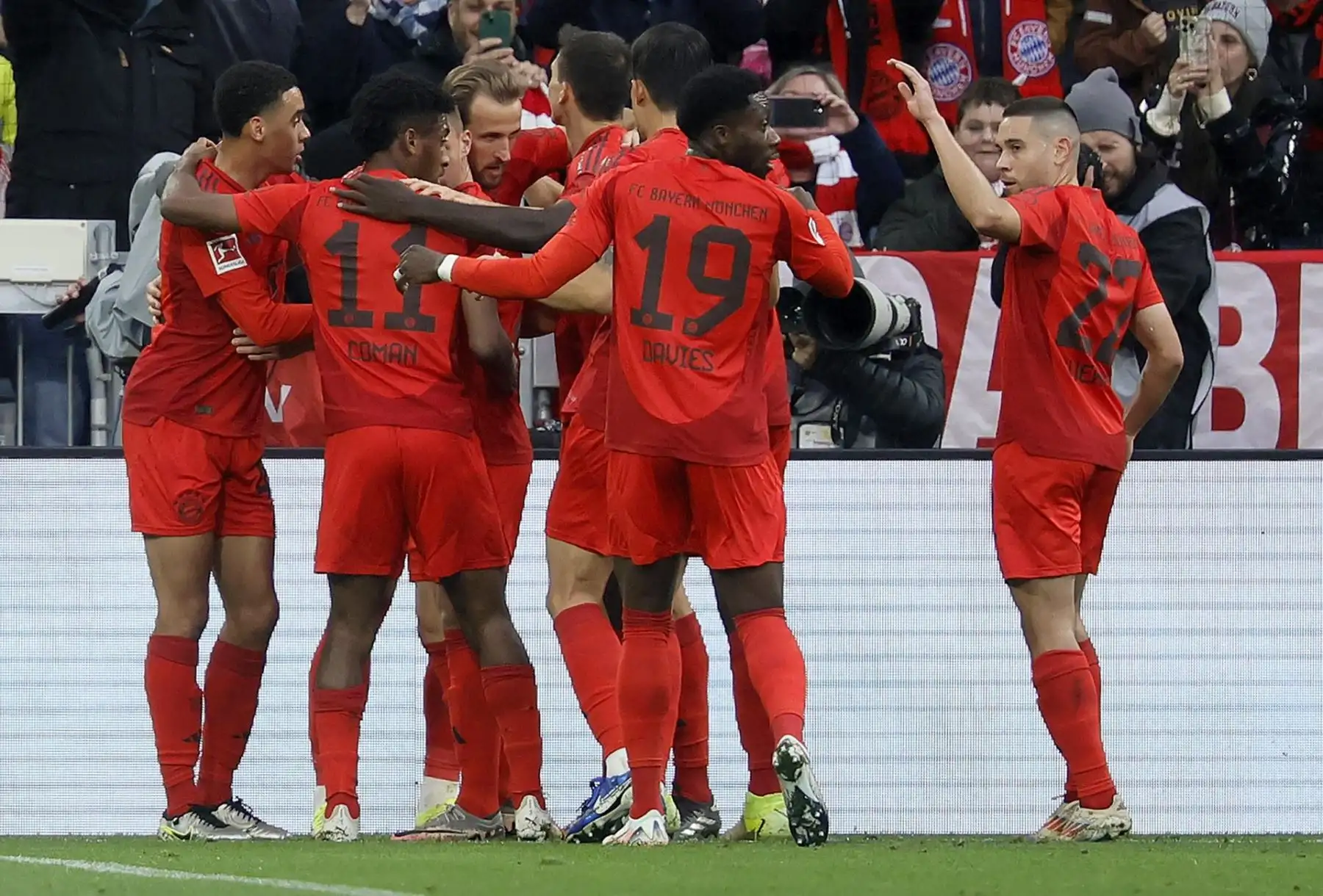Harry Kane de Munich celebra con sus compañeros después de anotar el 1-0 durante el partido de fútbol de la Bundesliga alemana entre el FC Bayern Munich y el 1. FC Union Berlin. Foto: EFE
