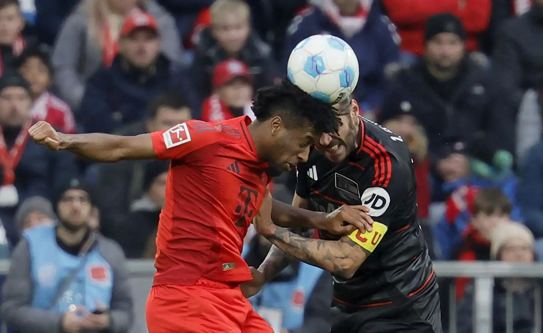 Kingsley Coman de Munich 
 en acción contra Christopher Trimmel de Union Berlin durante el partido de fútbol de la Bundesliga alemana entre el FC Bayern Munich y el FC Union Berlin. EFE