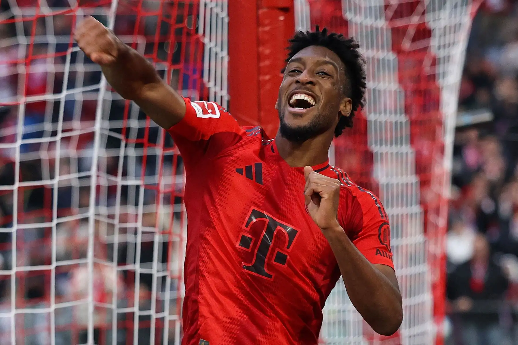 El delantero francés del Bayern Munich  Kingsley Coman celebra marcar el gol 2-0 durante el partido de fútbol de la Bundesliga alemana de primera división FC Bayern Munich vs 1 FC Union Berlin. Foto: AFP