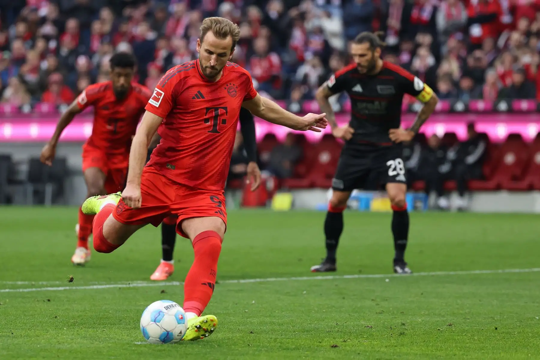El delantero inglés del Bayern Munich Harry Kane anota el gol inicial desde el punto de penalti durante el partido de fútbol de la Bundesliga alemana de primera división FC Bayern Munich vs 1 FC Union Berlin. AFP