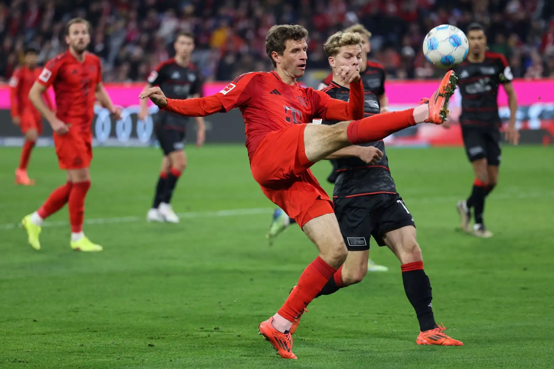 El delantero alemán del Bayern de Múnich Thomas Mueller y el centrocampista húngaro del Union Berlin  Andras Schaefer compiten por el balón durante el partido de fútbol de la Bundesliga alemana de primera división FC Bayern Munich vs 1 FC Union Berlin. Foto: AFP