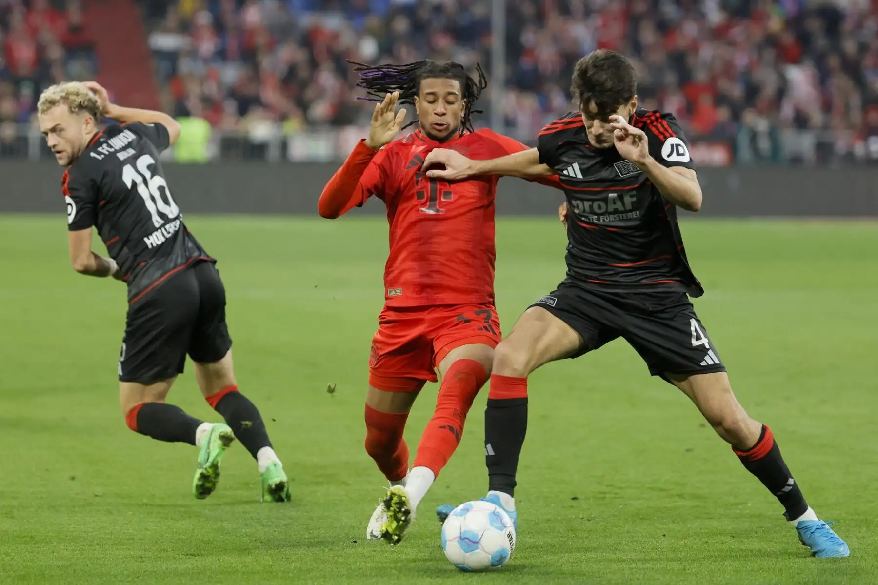 Michael Olise de Munich en acción contra Diogo Leite de Union Berlin durante el partido de fútbol de la Bundesliga alemana entre el FC Bayern Munich y el 1. FC Union Berlin. Foto: EFE