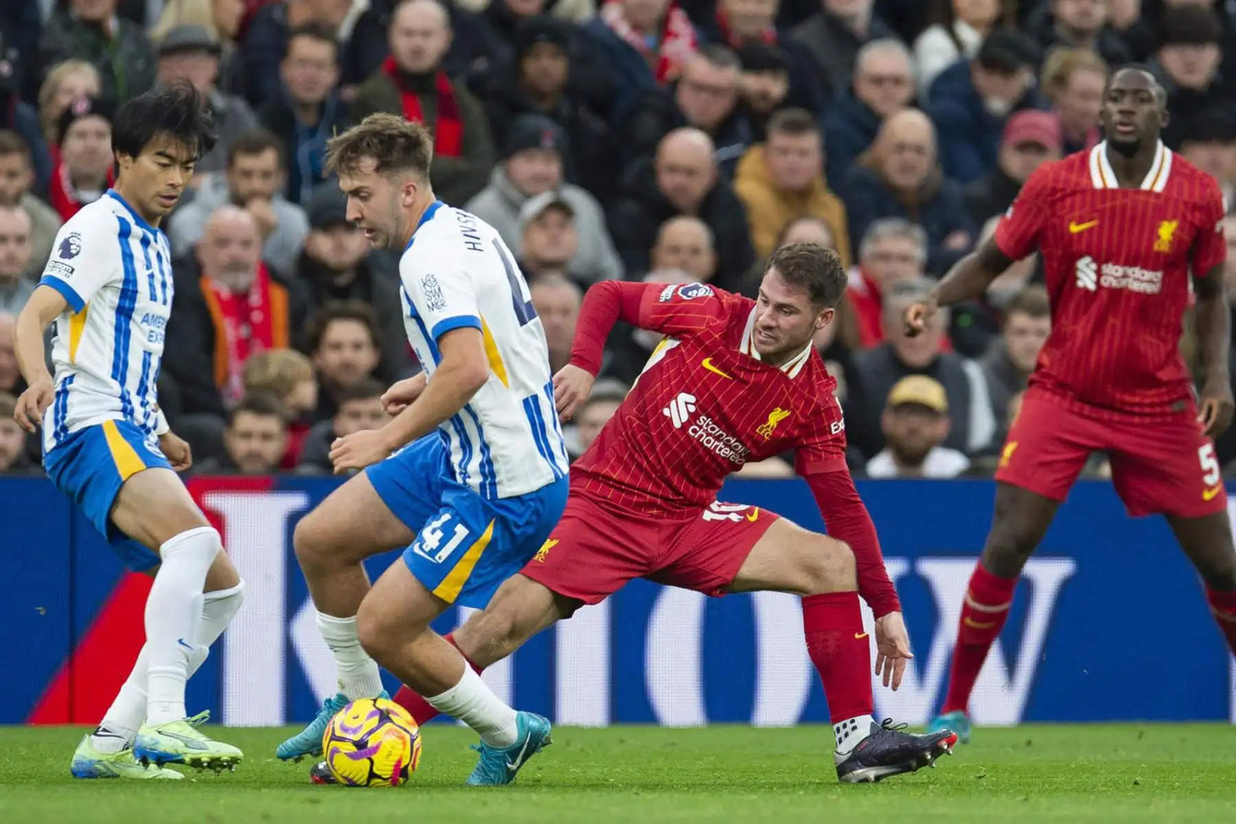 Jack Hinshelwood de Brighton y Alexis Mac Allister de Liverpool en acción durante el partido de fútbol de la Premier League inglesa entre Liverpool FC y Brighton. Foto: EFE
