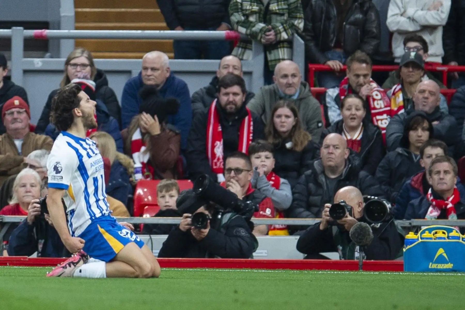 Fred Kadioglu de Brighton celebra tras marcar el gol inicial 0-1 durante el partido de fútbol de la Premier League inglesa entre Liverpool FC y Brighton. EFE