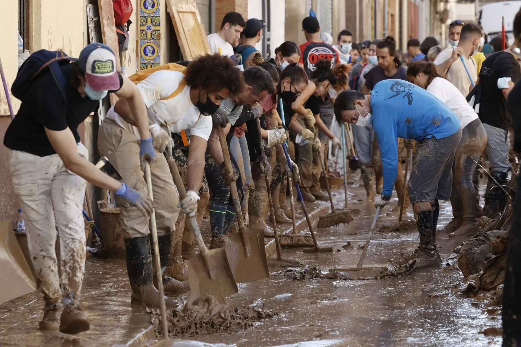 Varias personas retiran el lodo acumulado en una calle de la localidad valenciana de Paiporta, este sábado. Por tercer día consecutivo una marea de voluntarios ha llegado este sábado a barrios del sur de la ciudad de València y a los pueblos de la comarca vecina de l’Horta Sud asolados por la dana para luchar contra un fango.
Foto: EFE