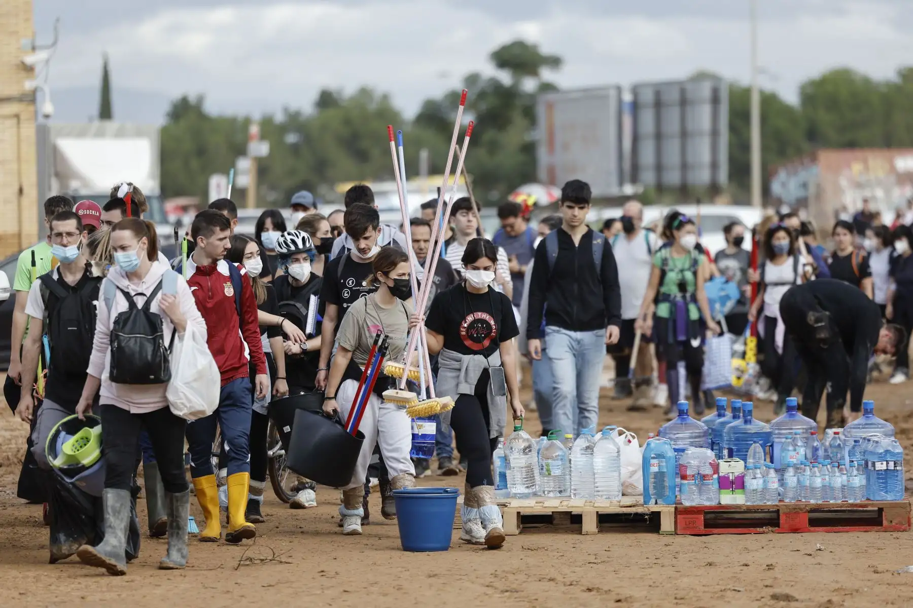 Voluntarios llegan a la localidad de Paiporta para colaborar con las labores de limpieza este sábado. 
Foto: EFE