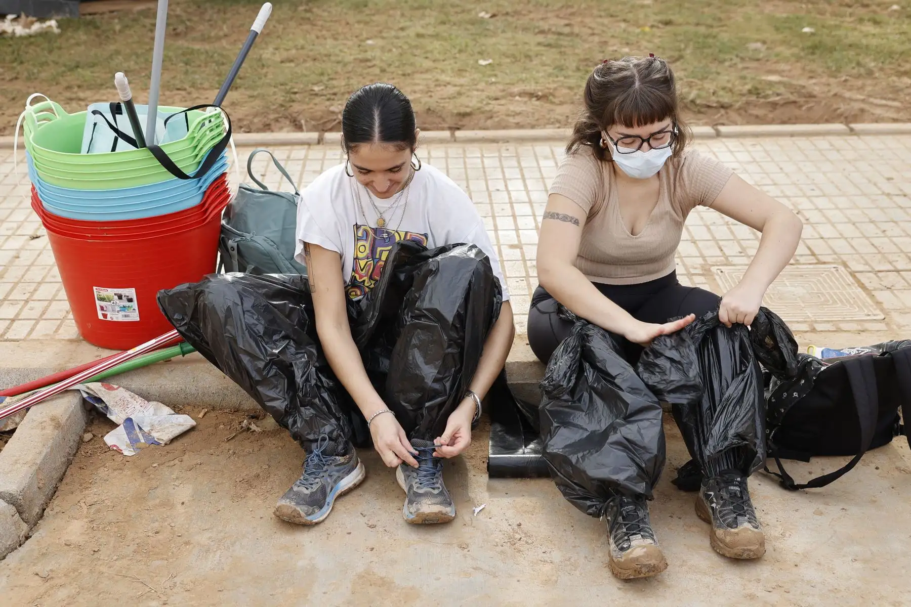 Voluntarias se preparan para colaborar en las labores de limpieza de la localidad de Paiporta este sábado tras el paso de la DANA. 
Foto: EFE
