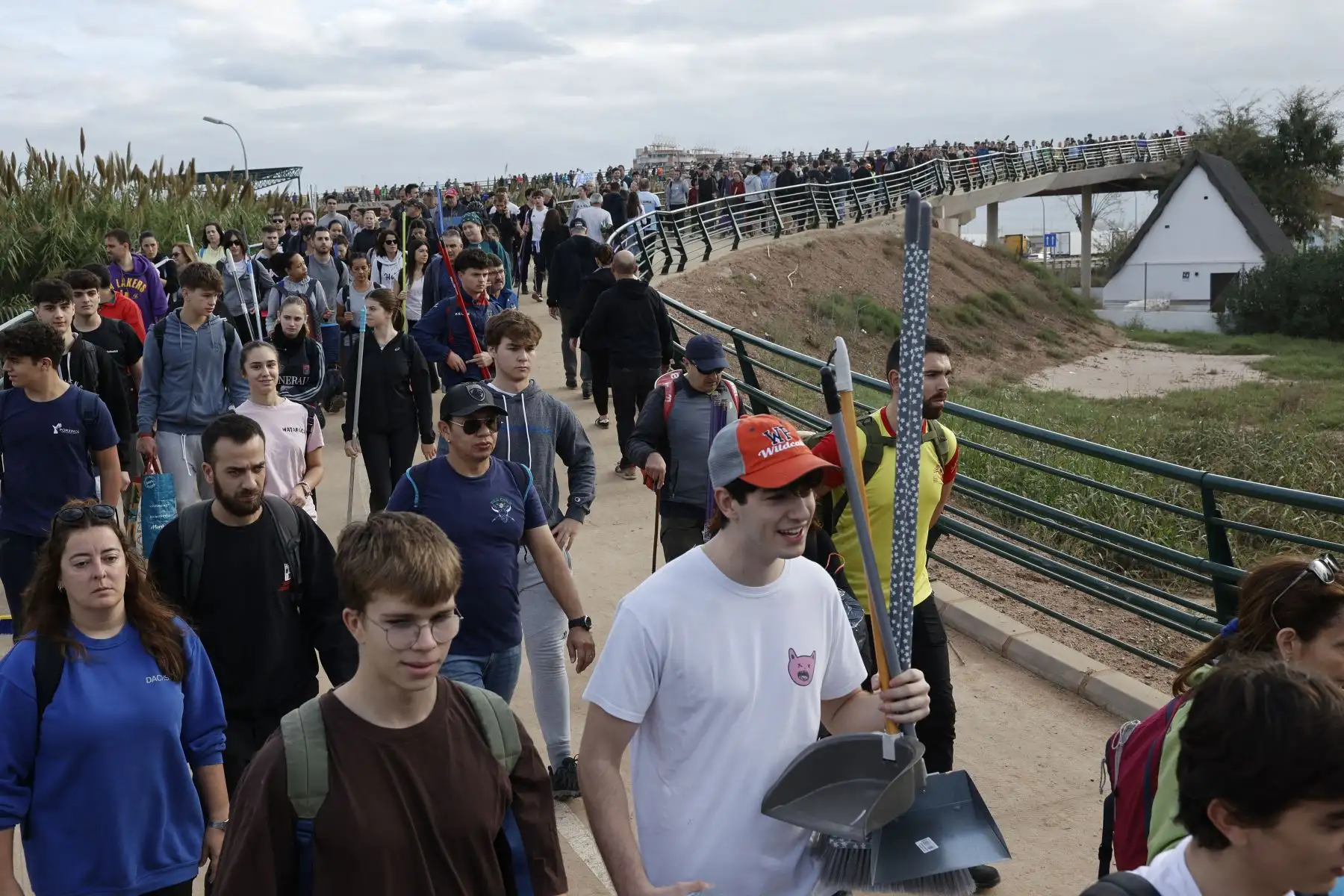 Miles de voluntarios que se dirigen a las zonas de La Torre y Paiporta para ayudar en las labores de limpieza y reconstrucción de las localidades afectadas por la dana.
Foto: EFE