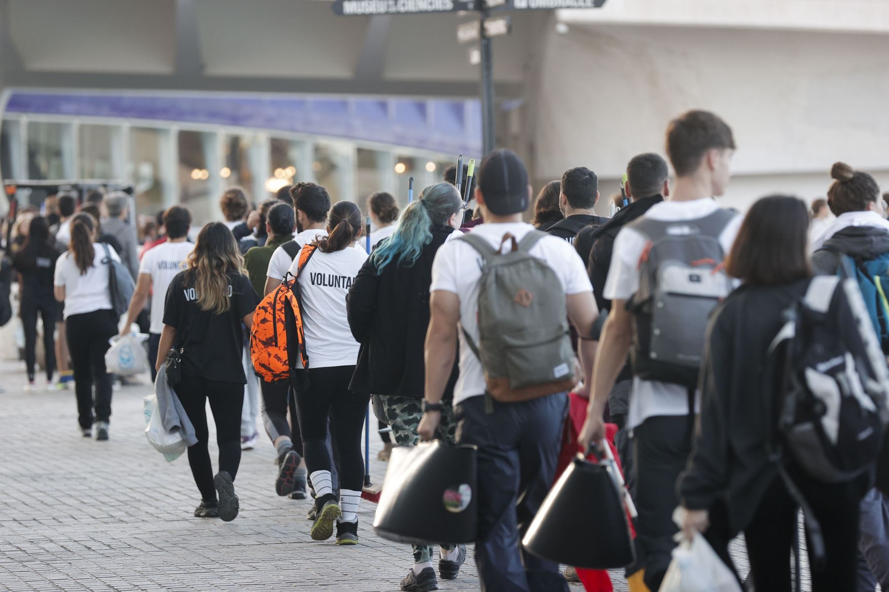 Miles de personas se han acercado este sábado hasta la Ciudad de las Artes y las Ciencias para presentarse como voluntarios para ayudar en las labores de reconstrucción de las localidades afectadas por la dana. 
Foto: EFE