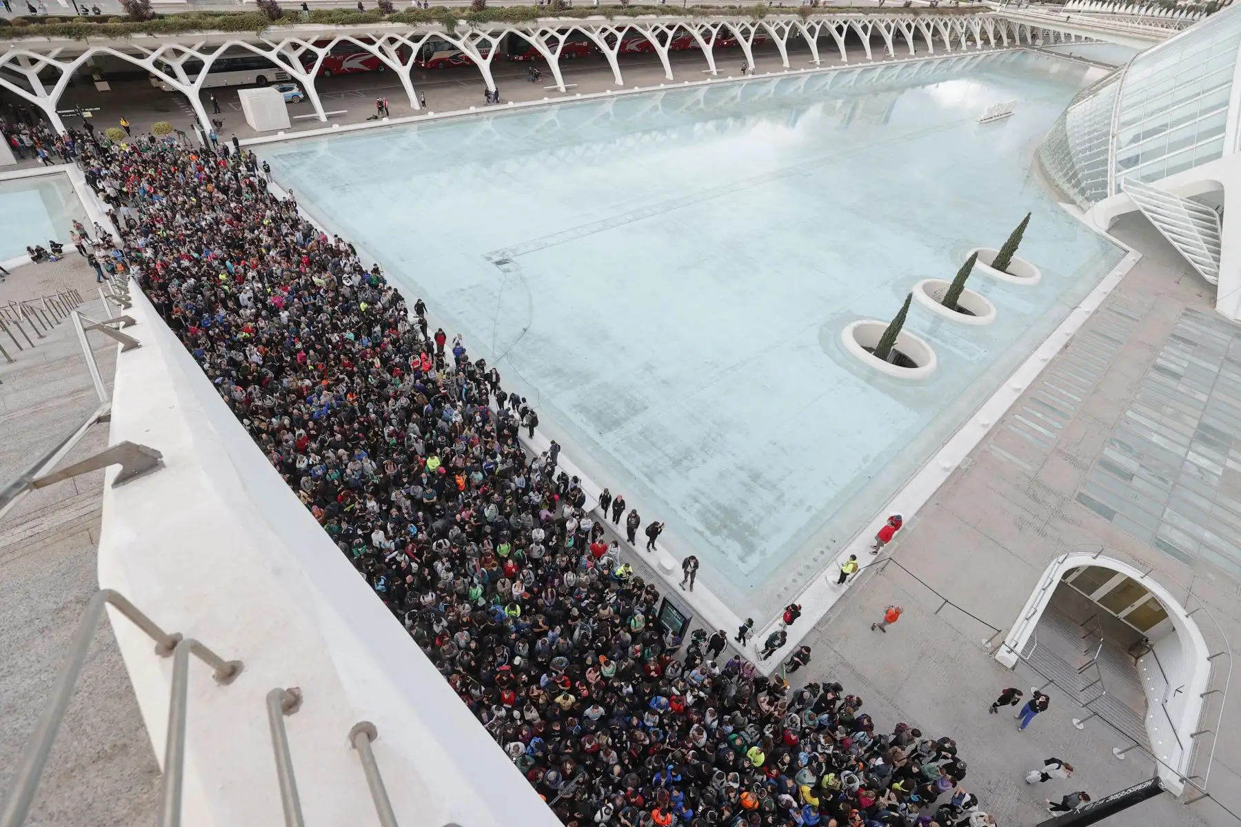 Miles de personas se han acercado este sábado hasta la Ciudad de las Artes y las Ciencias para presentarse como voluntarios para ayudar en las labores de reconstrucción de las localidades afectadas por  dana.
Foto: EFE