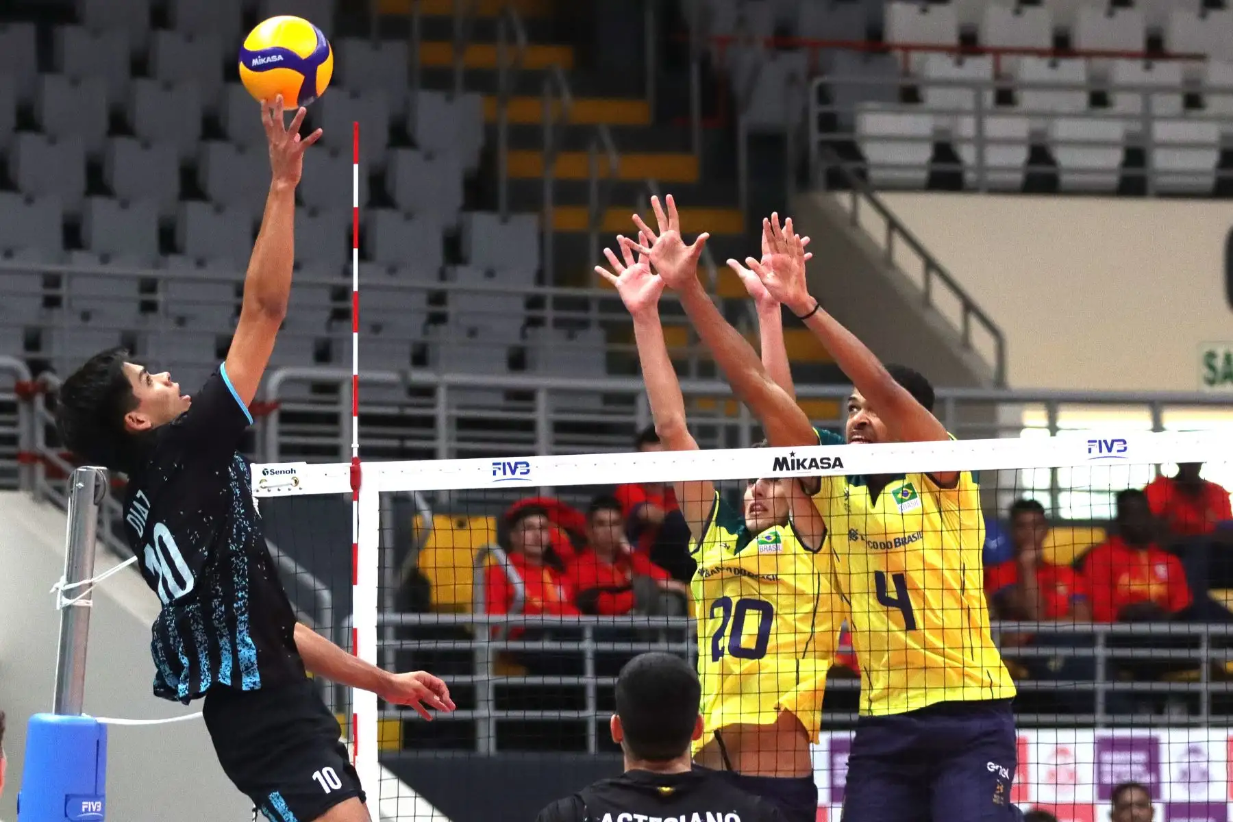 Selecciones de Argentina y Brasil se enfrentan por el Torneo Sudamericano de vóley masculino sub 21 en el 
coliseo Miguel Grau del Callao.
Foto: ANDINA/ Lino Chipana.