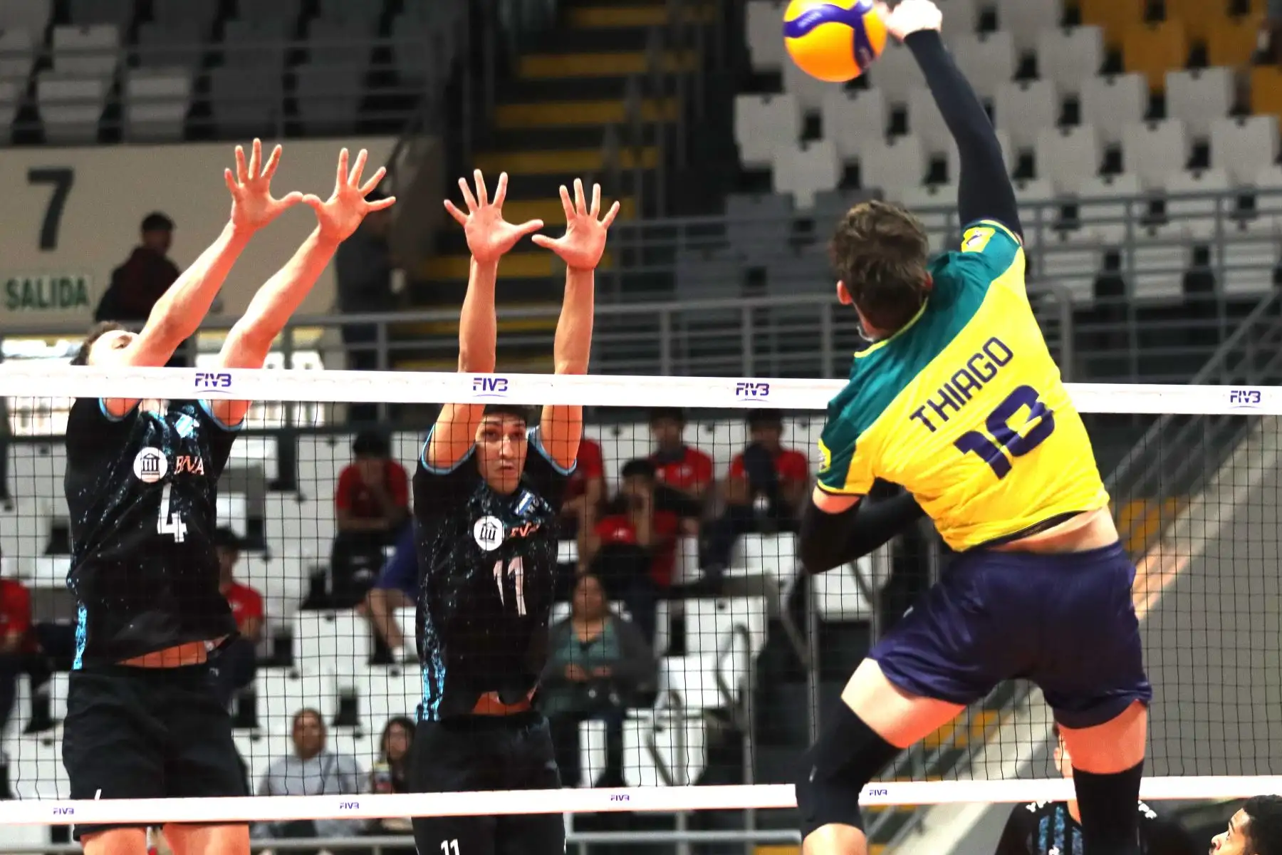 Selecciones de Argentina y Brasil se enfrentan por el Torneo Sudamericano de vóley masculino sub 21 en el 
coliseo Miguel Grau del Callao.
Foto: ANDINA/ Lino Chipana.