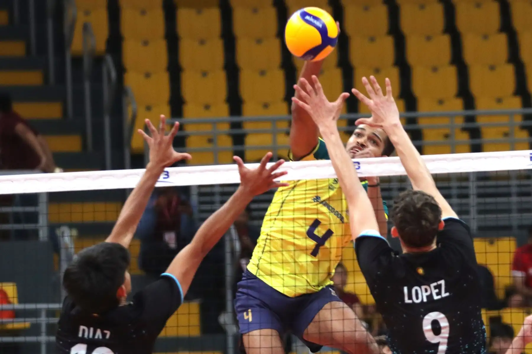 Selecciones de Argentina y Brasil se enfrentan por el Torneo Sudamericano de vóley masculino sub 21 en el 
coliseo Miguel Grau del Callao.
Foto: ANDINA/ Lino Chipana.