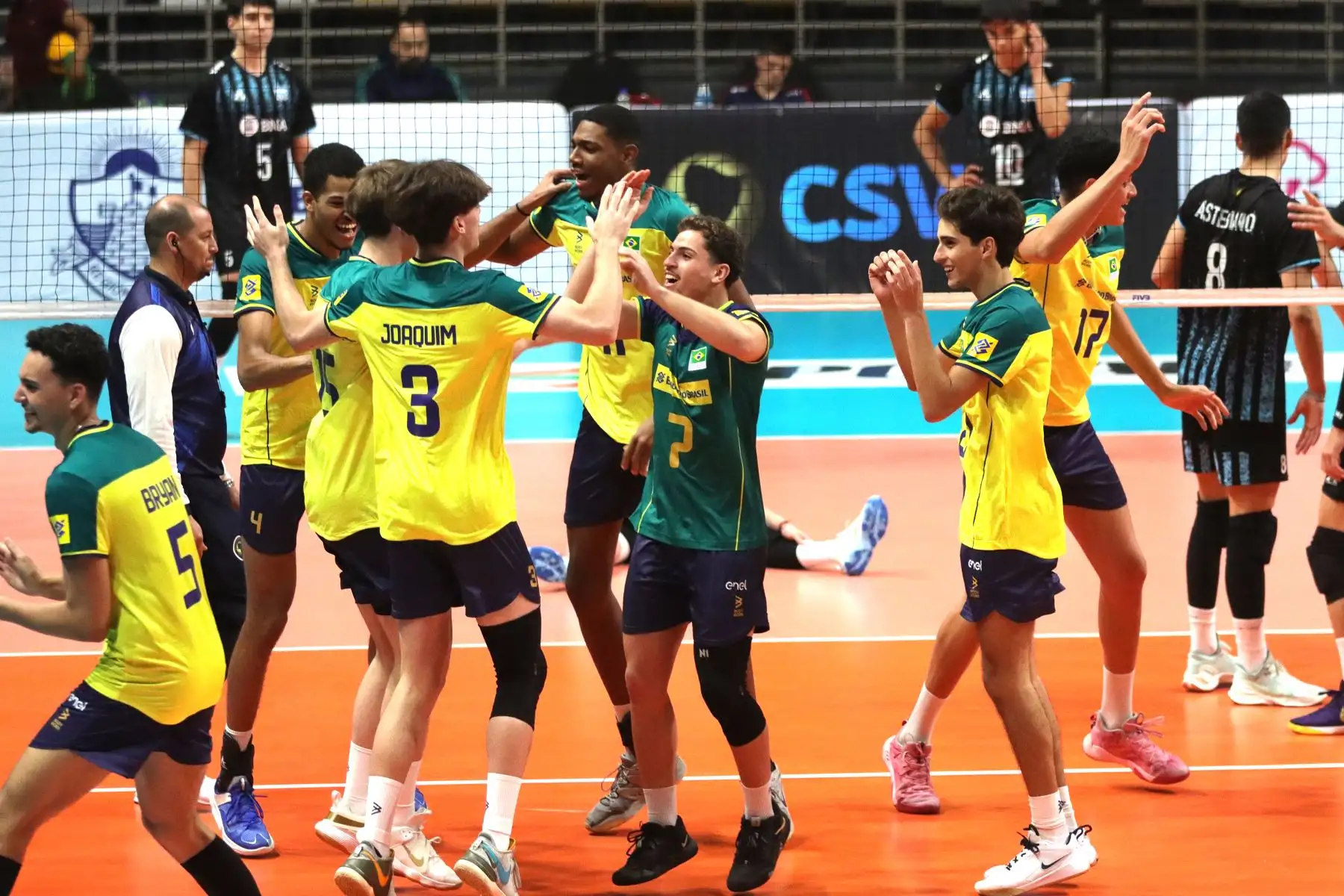 Selecciones de Argentina y Brasil se enfrentan por el Torneo Sudamericano de vóley masculino sub 21 en el 
coliseo Miguel Grau del Callao.
Foto: ANDINA/ Lino Chipana.